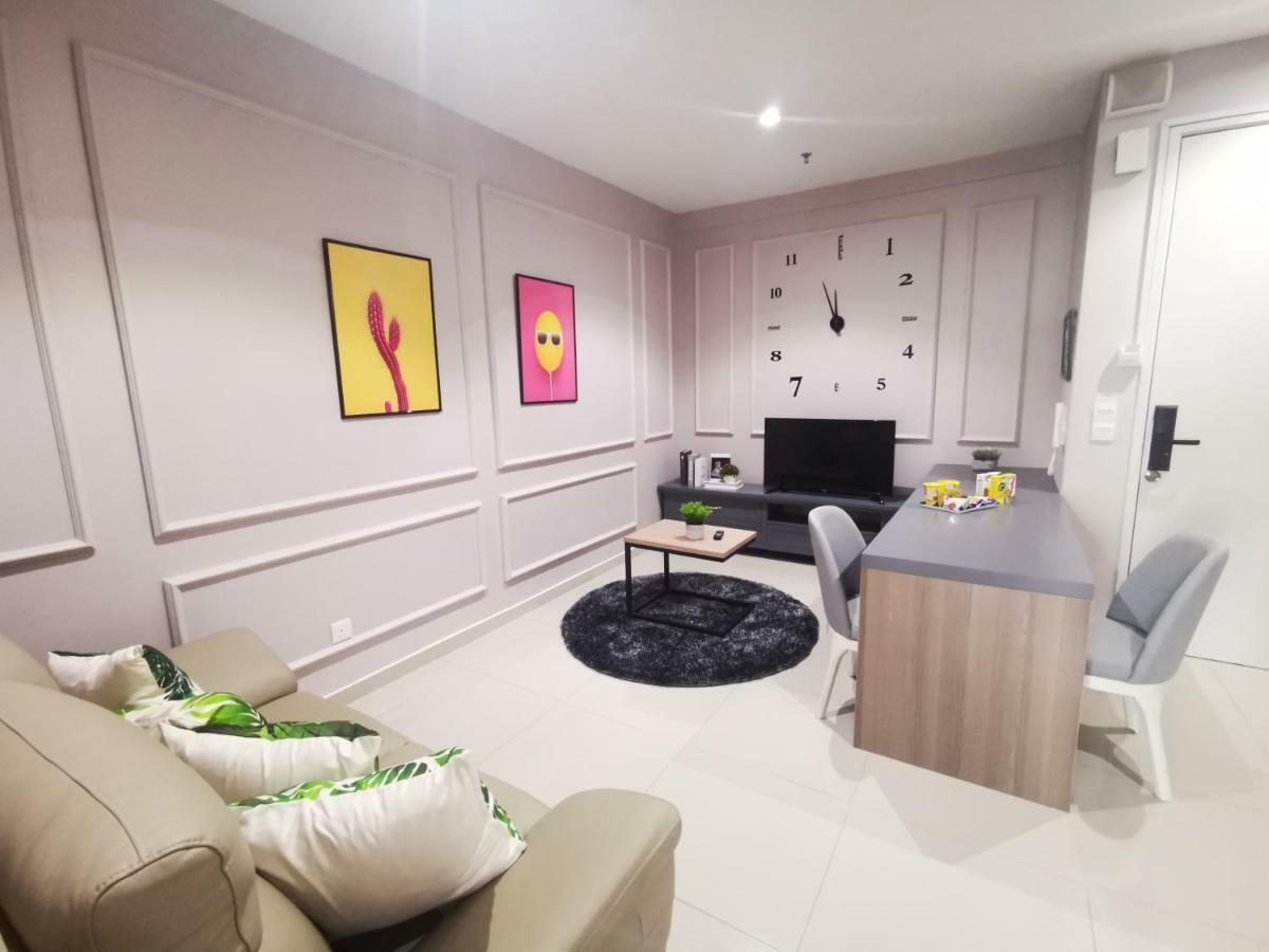 Studio Apartment With Balcony By Host Assist I-City Shah Alam Luaran gambar